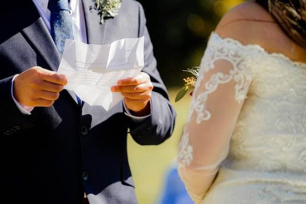 Conseils pour rédiger des vœux de mariage émouvants et personnels